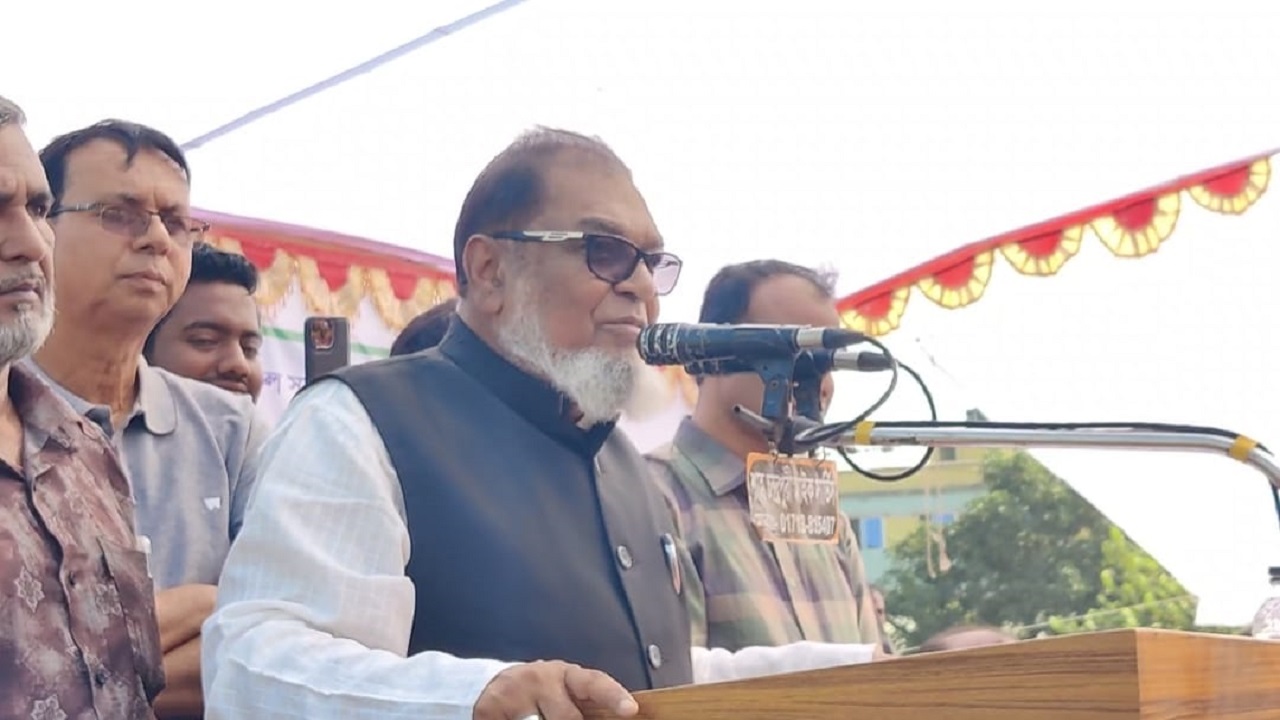 গাজীপুরে সমাবেশে বক্তব্য দিচ্ছেন মুক্তিযুদ্ধবিষয়কমন্ত্রী আলহাজ অ্যাড. আ ক ম মোজাম্মেল হক। ছবি : কালবেলা