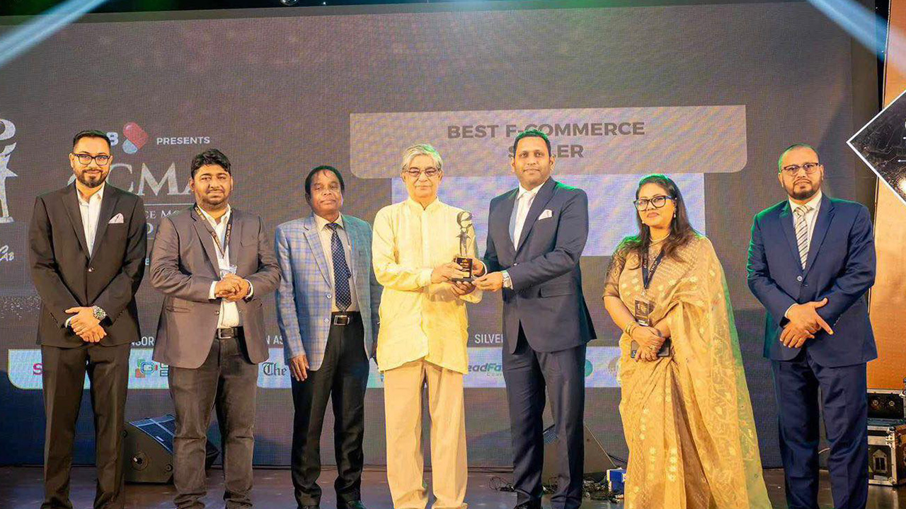 ই-ক্যাবের ই-কমার্স মুভার্স অ্যাওয়ার্ড (ইকমা) ২০২৩ গ্রহণ করছে রিবানা। ছবি : কালবেলা