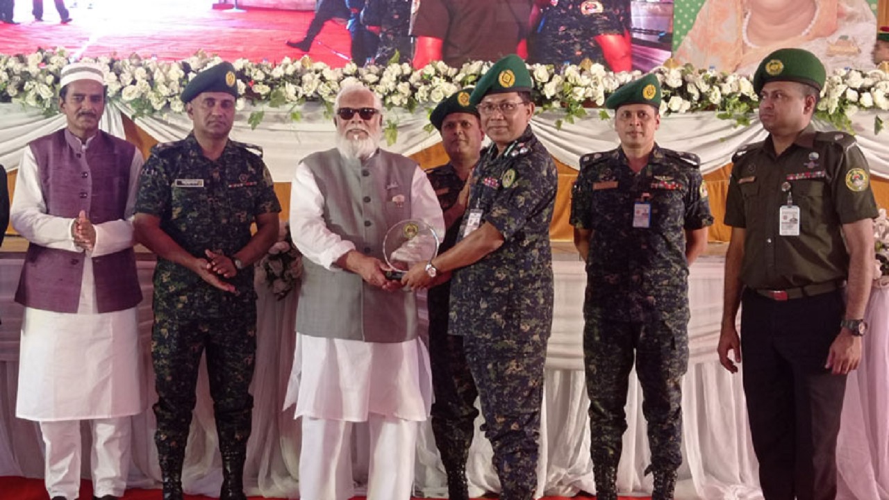 ঢাকার নবাবগঞ্জ উপজেলায় আনসার ও গ্রাম প্রতিরক্ষা বাহিনীর জেলা সমাবেশে কথা বলেন সালমান এফ রহমান। ছবি : সংগৃহীত