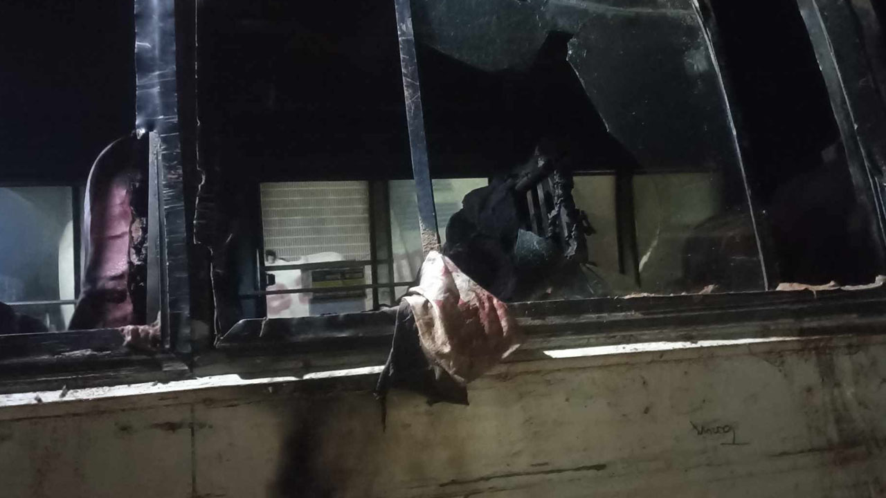 রাজধানীর মোহাম্মদপুরের বেড়িবাঁধে একটি বাসে আগুন। ছবি : কালবেলা