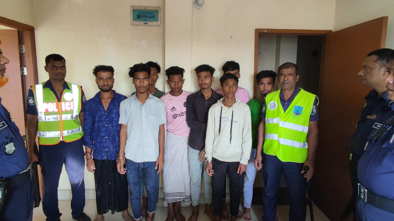 সীতাকুণ্ডে নোয়াখালীর ভাসানচর থেকে পালিয়ে আসা ৮ রোহিঙ্গা আটক। ছবি : কালবেলা