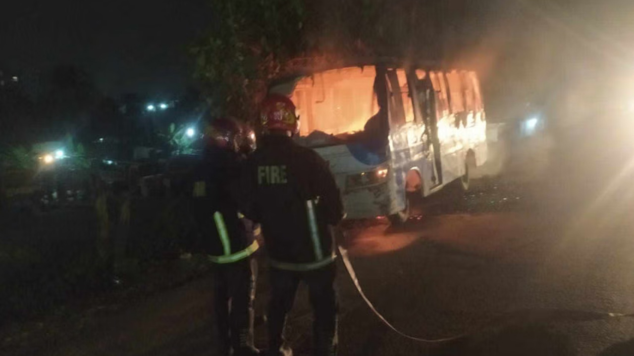 নারায়ণগঞ্জের সিদ্ধিরগঞ্জে নাফ পরিবহনের একটি বাসে আগুন। ছবি : সংগৃহীত