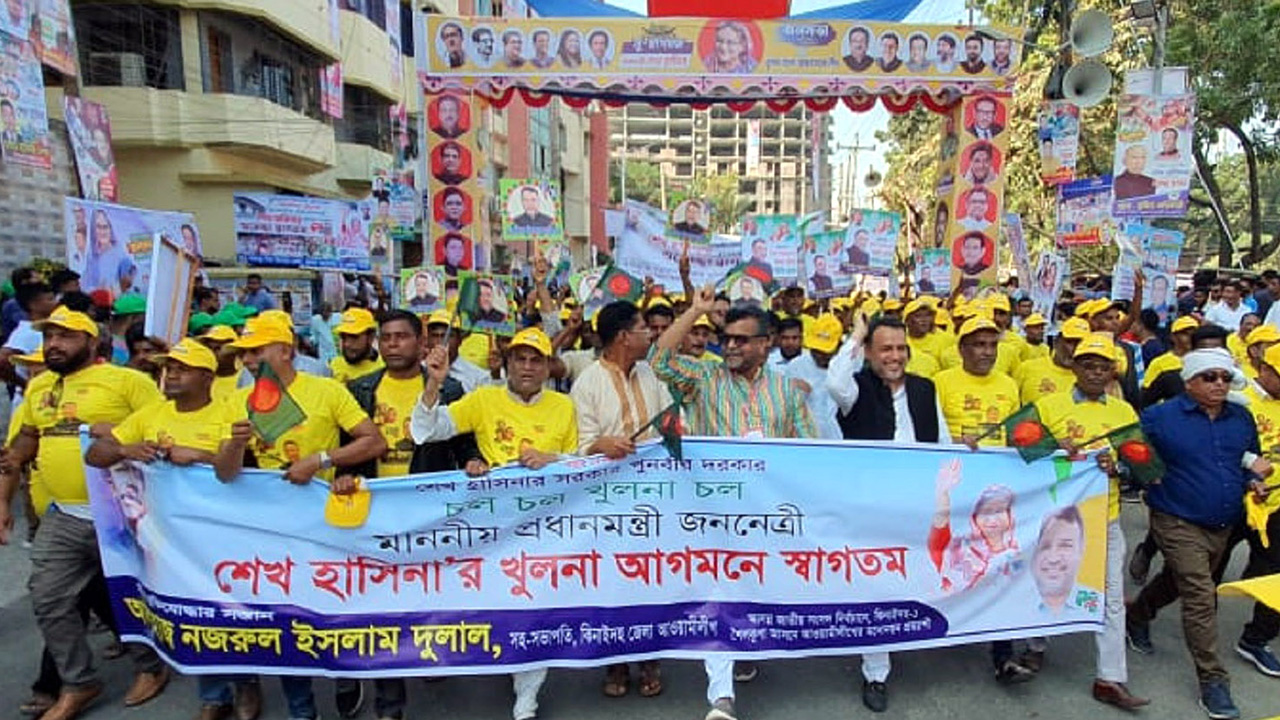 খুলনায় প্রধানমন্ত্রীর জনসভায় নেতাকর্মীর বহর নিয়ে আলহাজ নজরুল ইসলাম দুলাল। ছবি : কালবেলা
