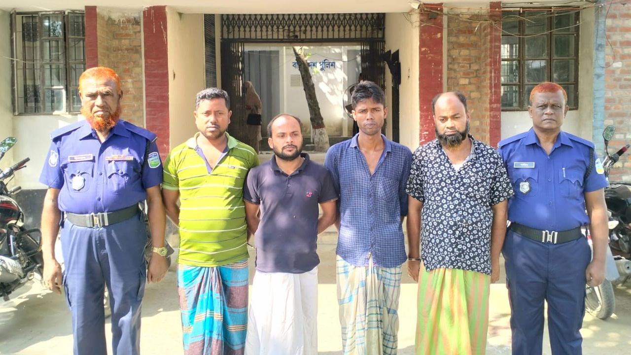 গ্রেপ্তার হওয়া চারজন। ছবি : কালবেলা