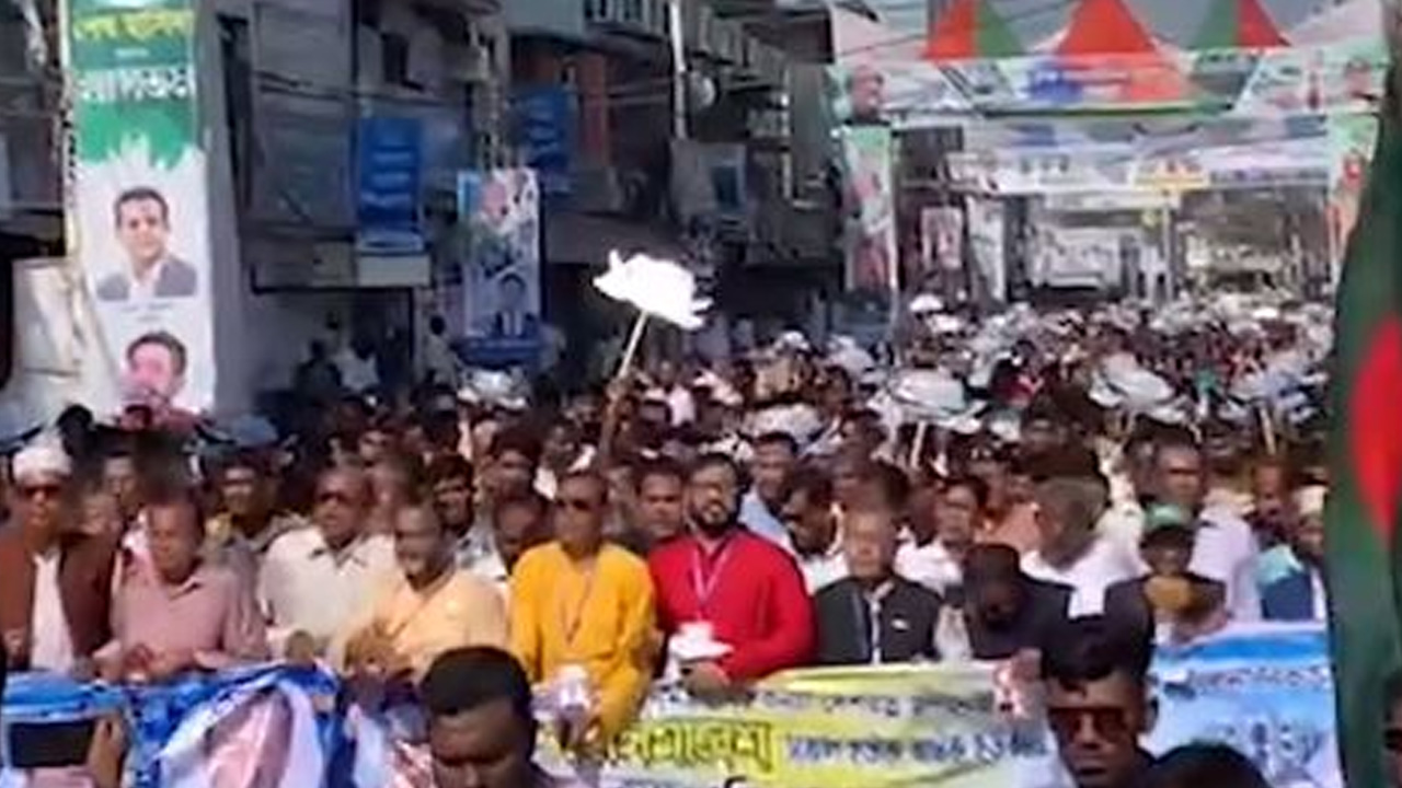 খুলনায় প্রধানমন্ত্রীর সমাবেশে আসা বিভিন্ন জেলার নেতাকর্মীদের মিছিল। ছবি : কালবেলা
