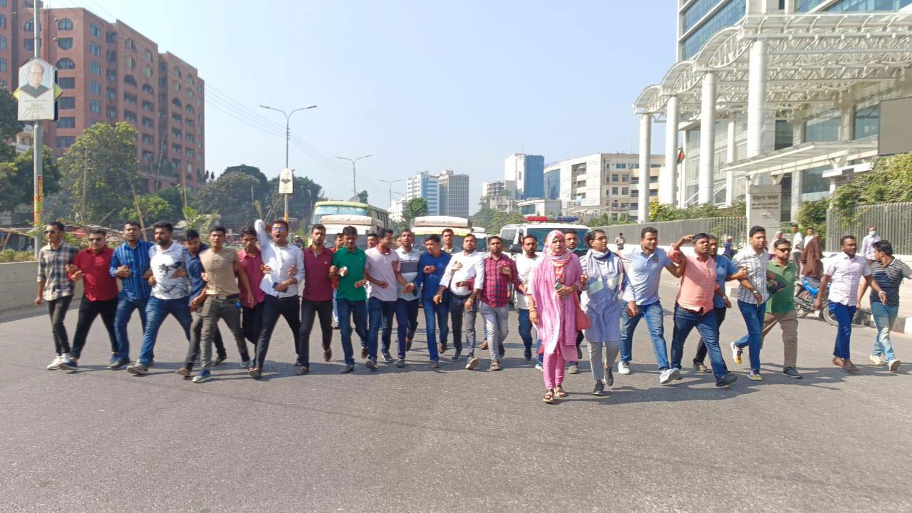 শ্যামলী-শিশুমেলা সড়কে বিক্ষোভ মিছিল ও সড়ক পথ অবরোধ করেছে জাতীয়তাবাদী ছাত্রদলের কেন্দ্রীয় নেতারা। ছবি : কালবেলা