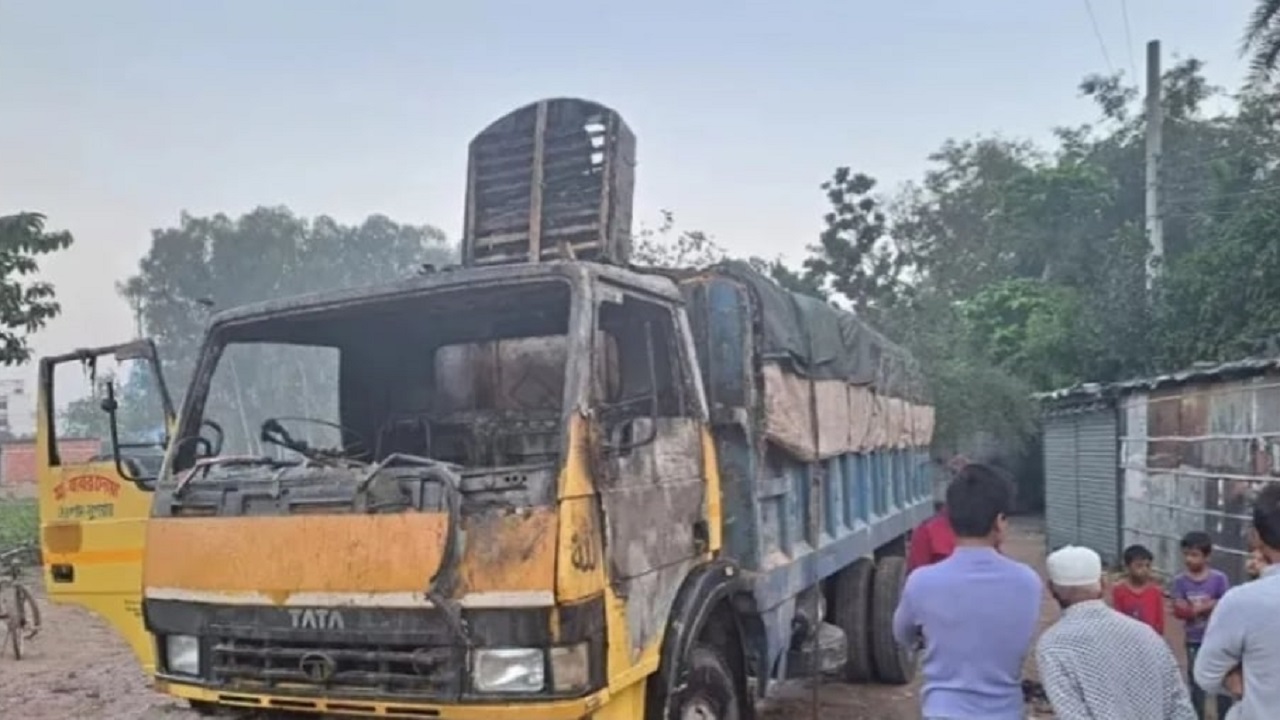 দুর্বৃত্তের আগুনে পুড়ে গেছে ট্রাক। ছবি : কালবেলা