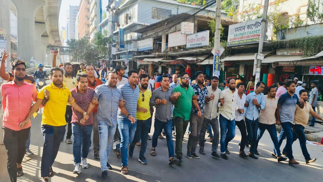 রাজধানীর ৫টি স্পটে বিক্ষোভ মিছিল করেছে স্বেচ্ছাসেবক দল। ছবি : কালবেলা
