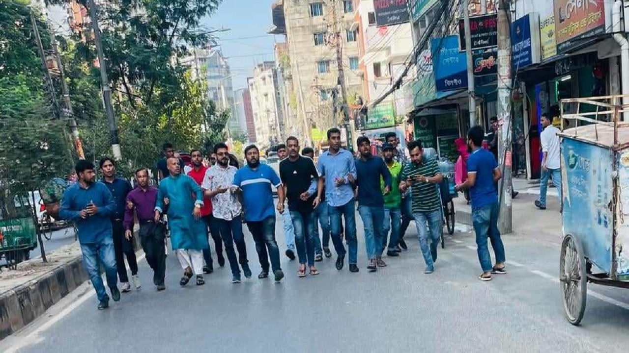 অবরোধের সমর্থনে আকরামুল হাসানের নেতৃত্বে মালিবাগে বিক্ষোভ মিছিল করেছে বিএনপি ও অঙ্গসংগঠনের নেতাকর্মীরা। ছবি : কালবেলা