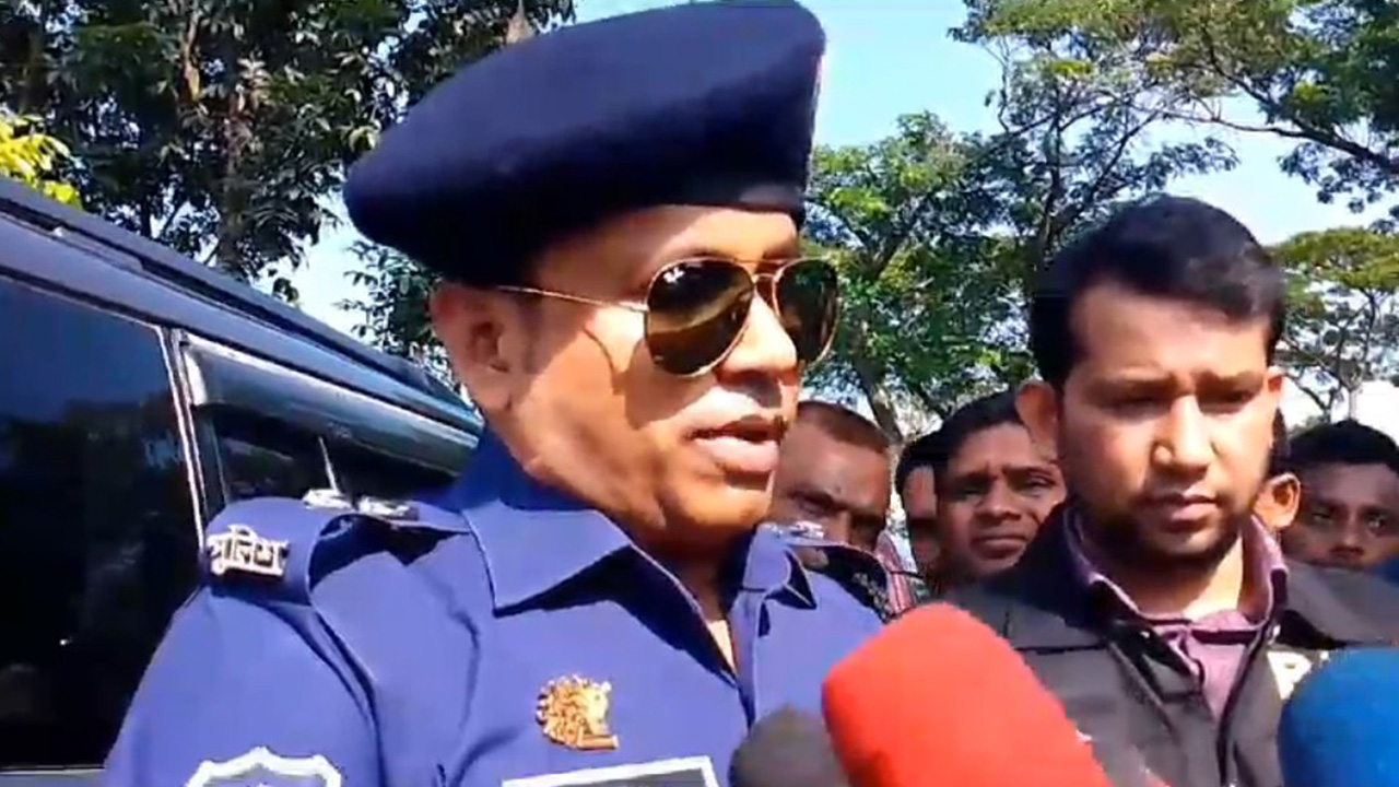 আ.লীগ নেতার হত্যাকাণ্ড নিয়ে কথা বলছেন গাইবান্ধা জেলা পুলিশ সুপার মো. কামাল হোসেন। ছবি : কালবেলা
