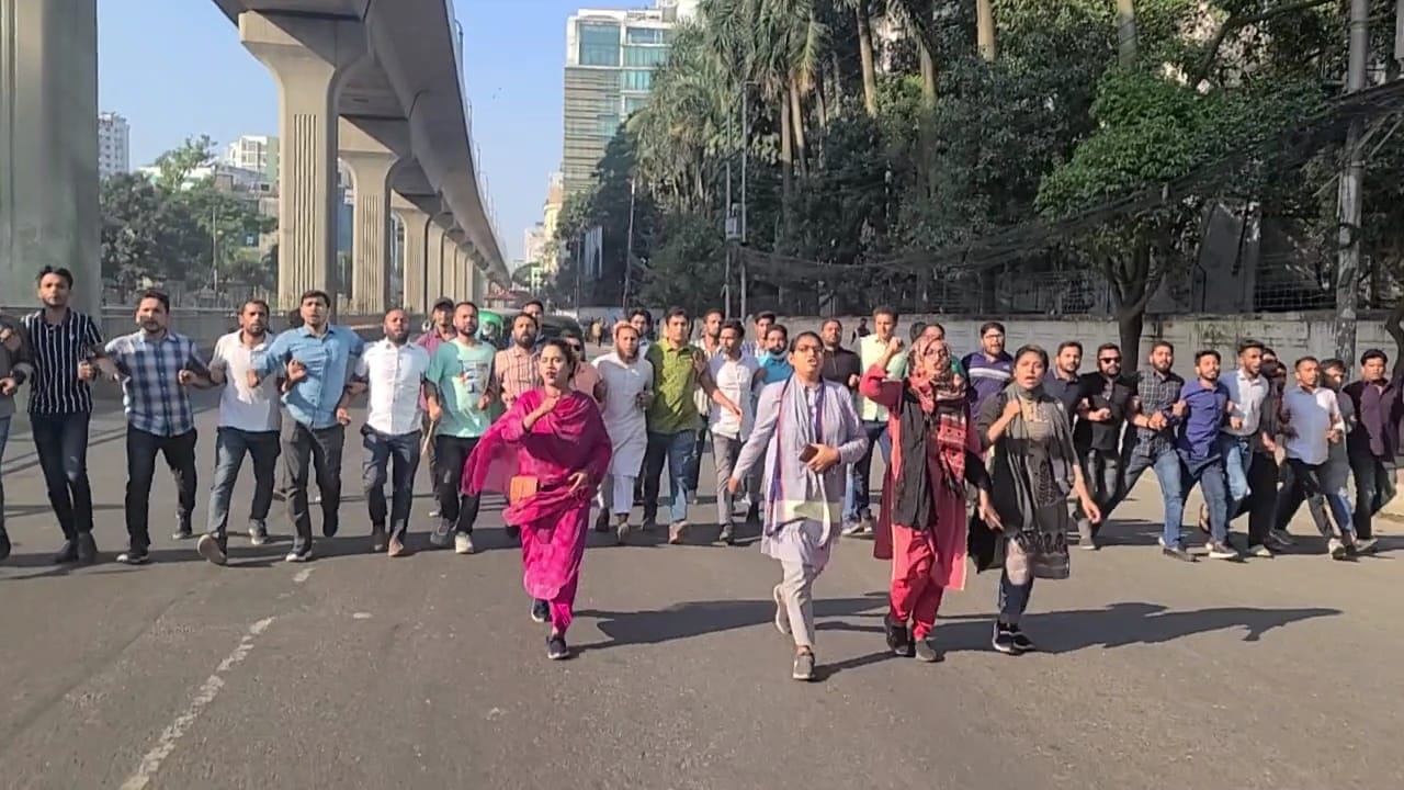 অবরোধের সমর্থনে শাহবাগে বিক্ষোভ বিছিল ও পিকেটিং করেছে ছাত্রদলের নেতাকর্মীরা। ছবি : কালবেলা