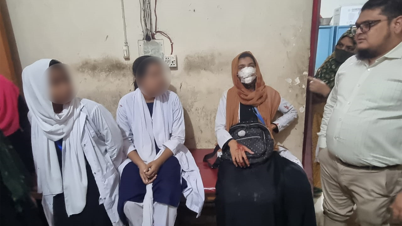 হাসপাতালে চিকিৎসা নিচ্ছেন আহত শিক্ষার্থীরা। ছবি : কালবেলা