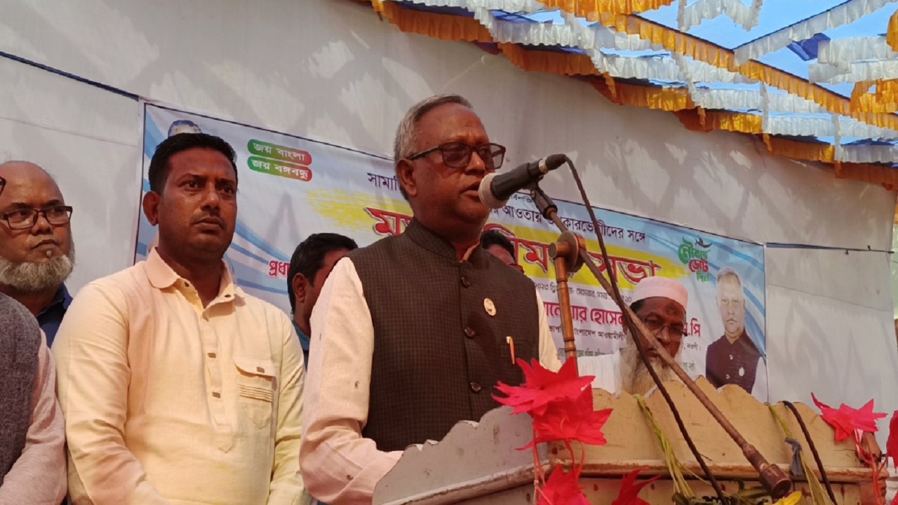 নওগাঁয় মতবিনিময় সভায় বক্তব্য দিচ্ছেন আনোয়ার হোসেন হেলাল। ছবি : কালবেলা