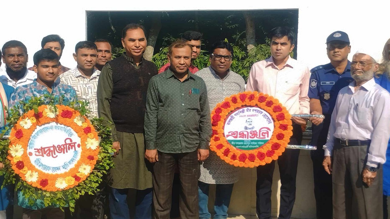 মীর মশাররফ হোসেনের ১৭৬তম জন্মবার্ষিকীতে তার সমাধিতে পুষ্পমাল্য অর্পণ করা হচ্ছে। ছবি : কালবেলা