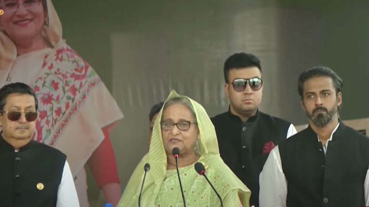 আজ সোমবার (১৩ নভেম্বর) খুলনা সার্কিট হাউস মাঠে আওয়ামী লীগ আয়োজিত খুলনা বিভাগীয় জনসভায় বক্তব্য দিচ্ছেন প্রধানমন্ত্রী। ছবিটি ভিডিও থেকে নেওয়া