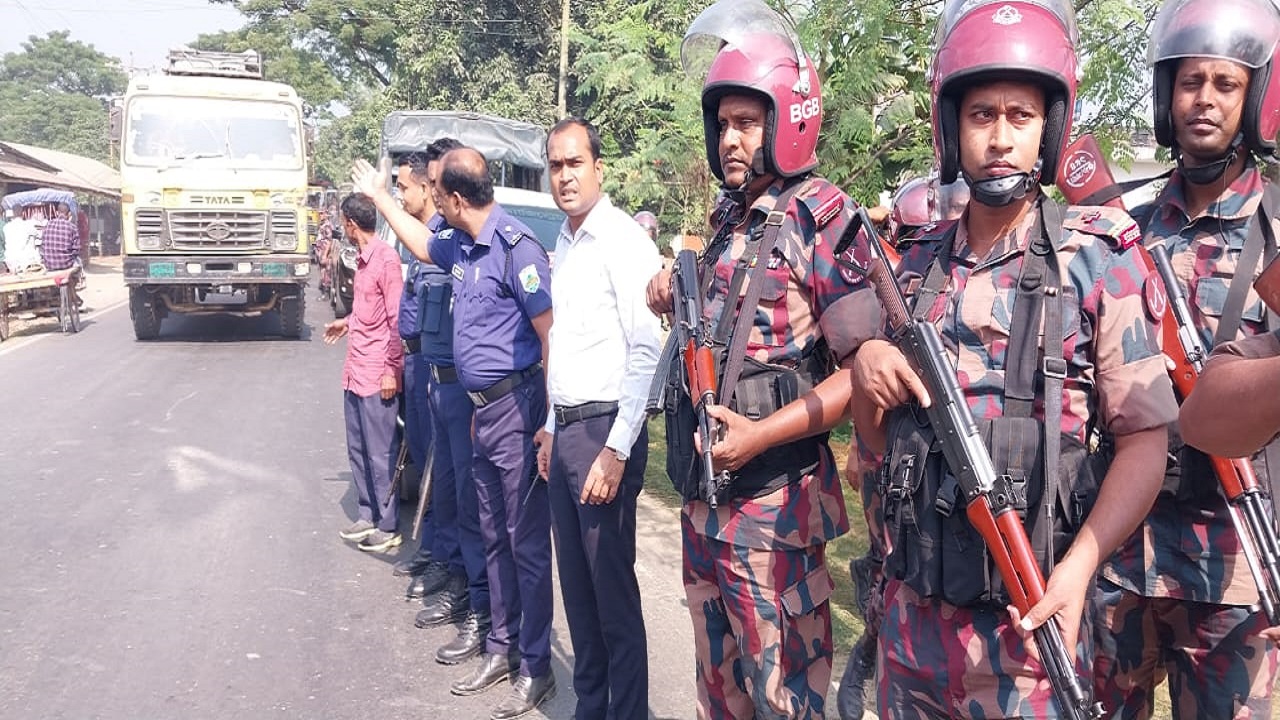বিশেষ নিরাপত্তায় স্থলবন্দর থেকে পণ্যবাহী ট্রাক ছেড়ে যাচ্ছে। ছবি : কালবেলা
