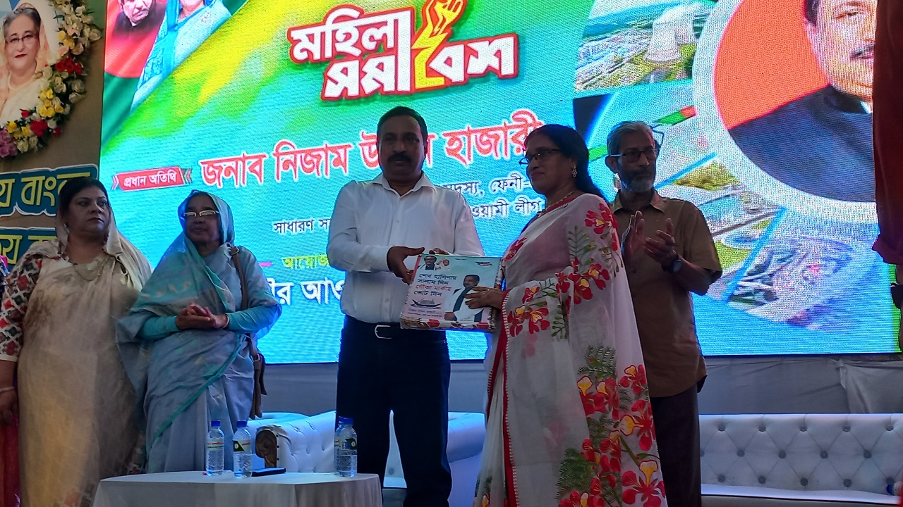 আমন্ত্রিত নারীদের চাদর উপহার দিচ্ছেন নিজাম উদ্দিন হাজারী। ছবি : কালবেলা