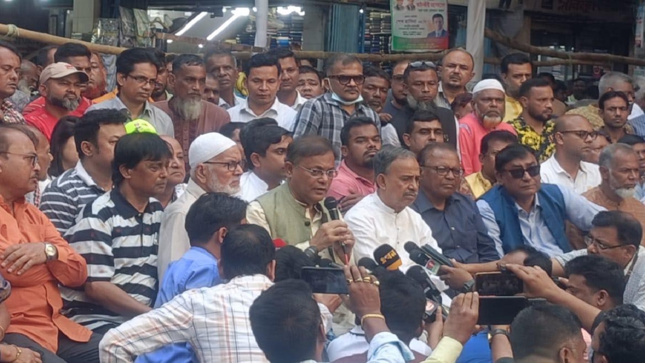 রাজধানীর বঙ্গবন্ধু এভিনিউয়ে ঢাকা মহানগর দক্ষিণ আওয়ামী লীগের শান্তি সমাবেশে কথা বলছেন তথ্যমন্ত্রী। ছবি : কালবেলা