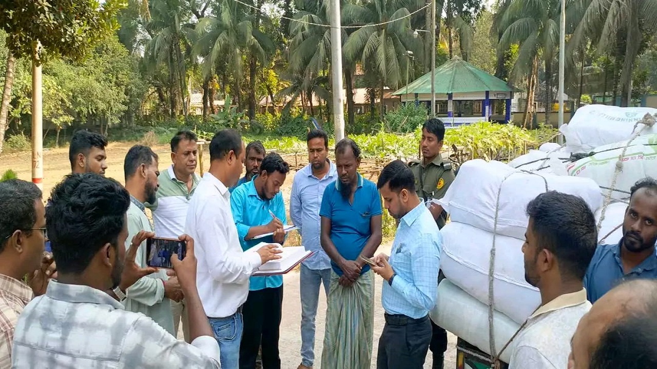অবৈধ পলিথিনবোঝাই ট্রাক আটক করে পুলিশ। ছবি : কালবেলা