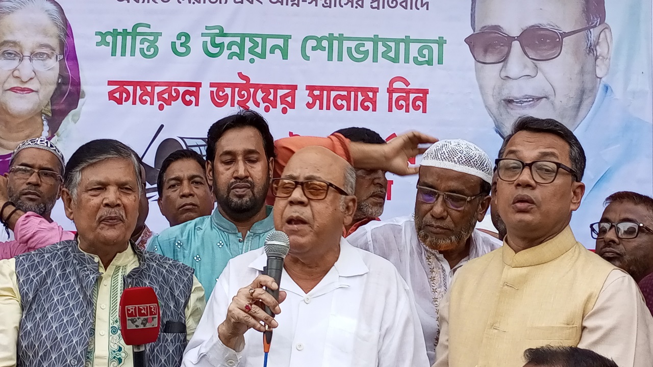 শান্তি ও উন্নয়ন সমাবেশে বক্তব্য দিচ্ছেন অ্যাডভোকেট কামরুল ইসলাম। ছবি : কালবেলা