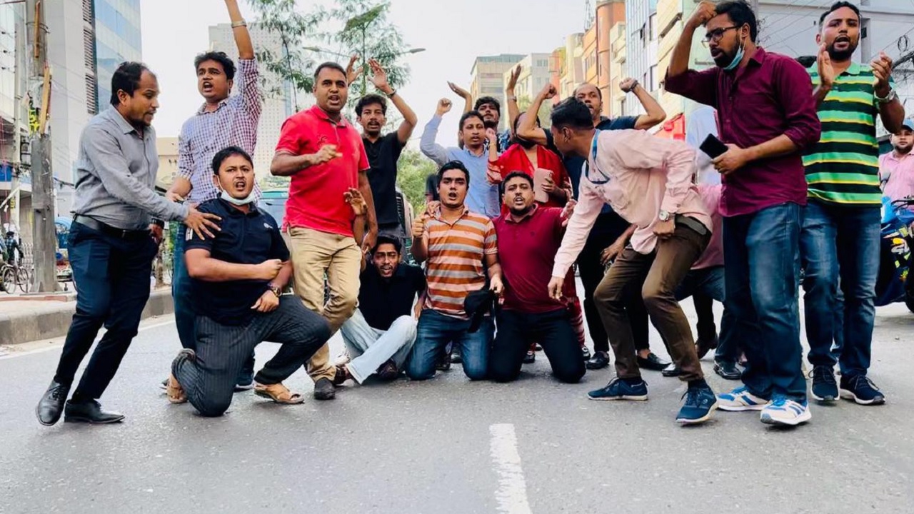 অবরোধ সমর্থনে রাজধানীর নাইটিঙ্গেল এলাকায় বিক্ষোভ মিছিল করেছেন ছাত্রদলের নেতাকর্মীরা। ছবি : কালবেলা