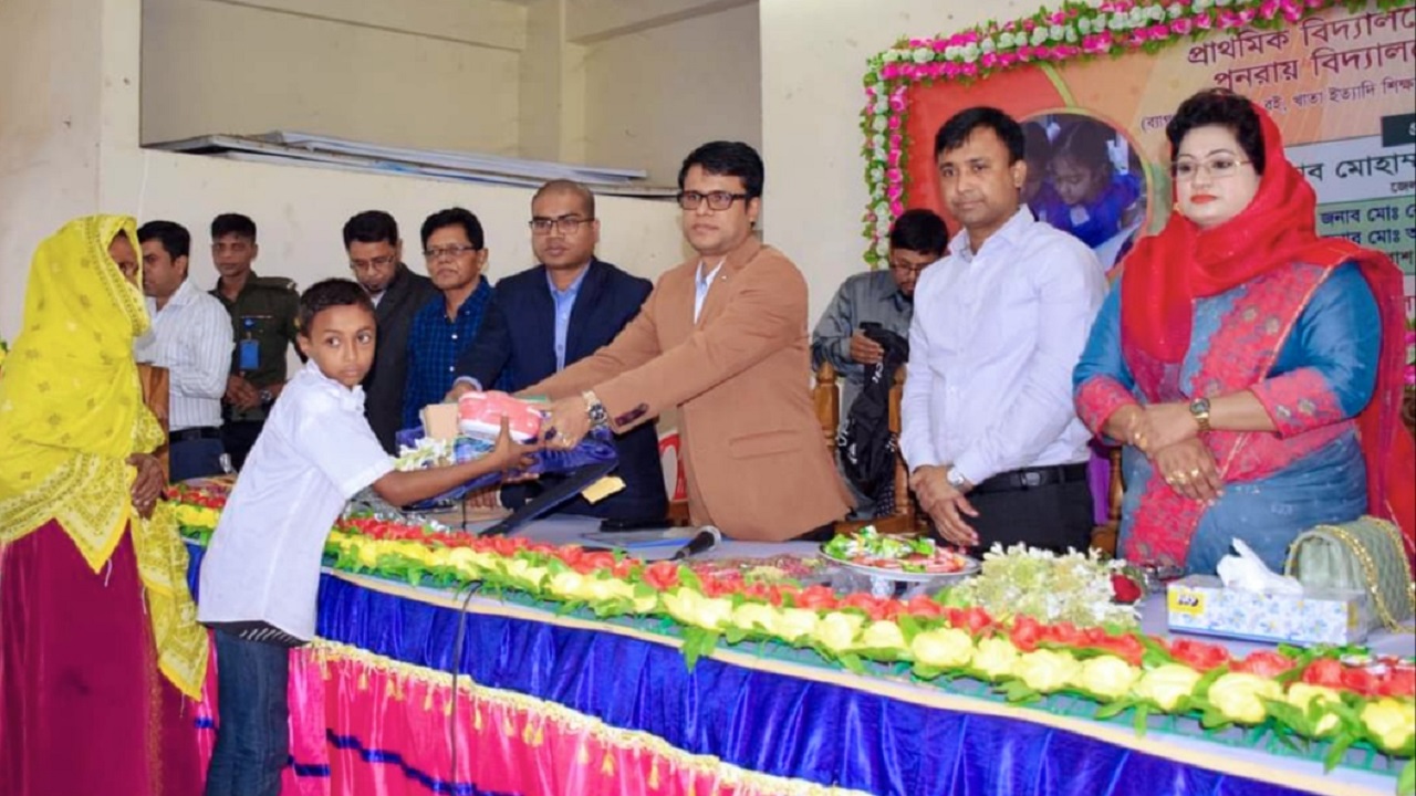 ছাত্র-ছাত্রীদের উপহার সামগ্রী বিতরণ করেন মাগুরার জেলা প্রশাসক। ছবি : কালবেলা