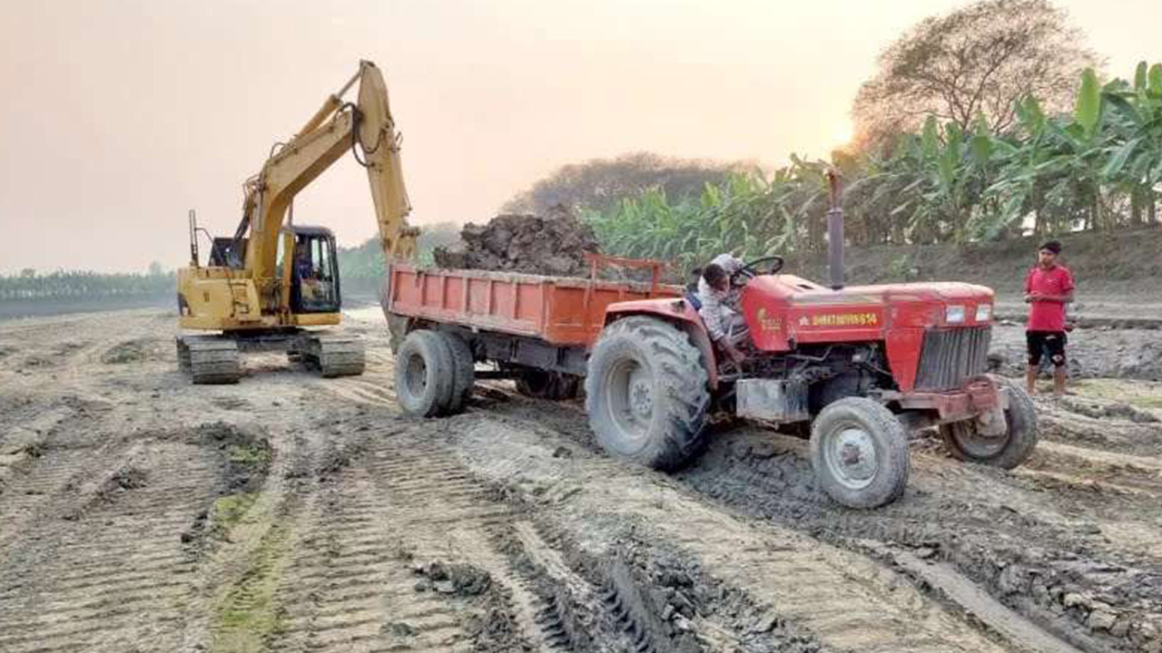 রাজশাহী দুর্গাপুরে অননুমোদিতভাবে ফসলি জমির মাটি কেটে পুকুর খনন। ছবি : কালবেলা