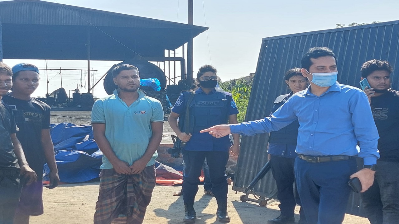 কারখানাটিকে ২ লাখ টাকা জরিমানা করেছেন ভ্রাম্যমাণ আদালত। ছবি : কালবেলা