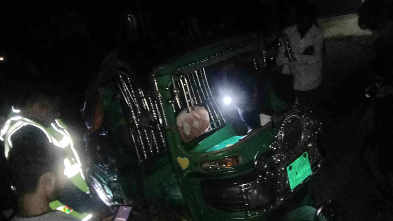 লক্ষ্মীপুরের কাভার্ডভ্যান ও সিএনজি চালিত অটোরিকশার মুখোমুখি সংঘর্ষ। ছবি : কালবেলা