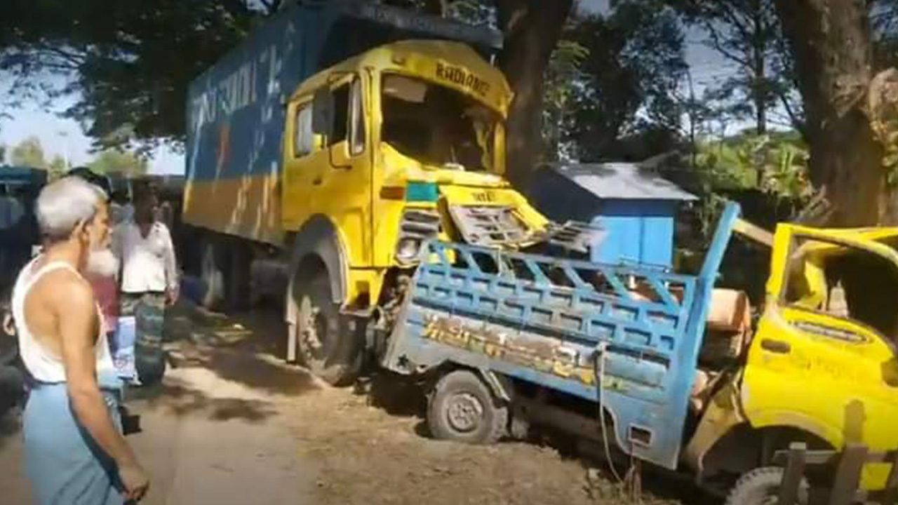 চট্টগ্রামের মিরসরাইয়ে সড়ক দুর্ঘটনাকবলিত গাড়ি। ছবি : কালবেলা