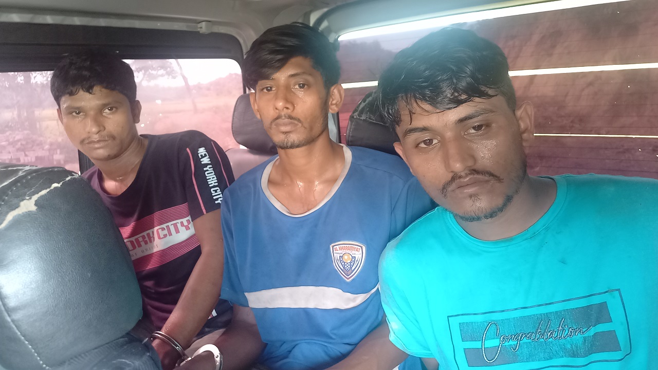 রাঙ্গুনিয়ার শীর্ষ মাদক সম্রাট এ্যালেন শামীমের আস্তানায় অভিযান চালিয়ে তাদের আটক করা হয়। ছবি : কালবেলা
