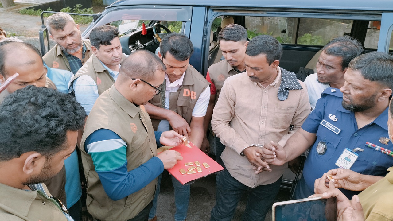 যশোরের মনিরামপুরে স্বর্ণের বারসহ আটক যুবক। ছবি : কালবেলা