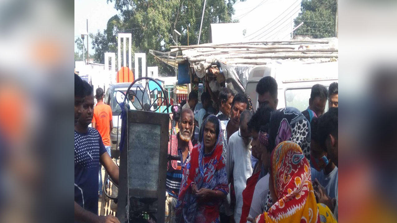 লোকনাথ জুয়েলার্স থেকে মরদেহ উদ্ধার করে পুলিশ। ছবি : কালবেলা