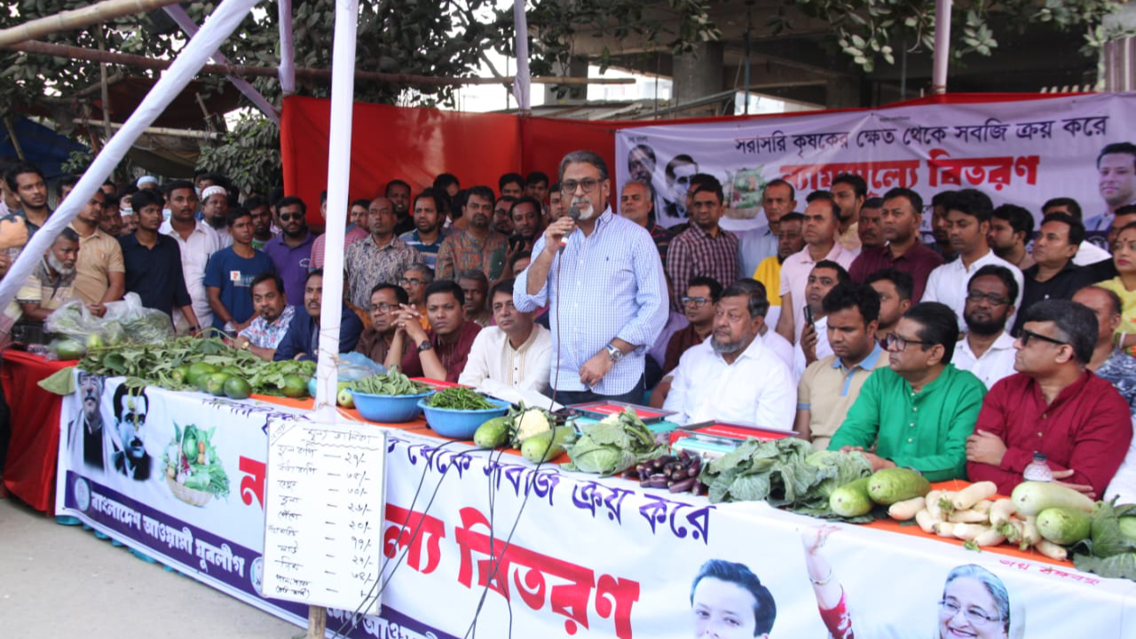 যুবলীগ, স্বেচ্ছাসেবক লীগ ও ছাত্রলীগের যৌথ উদ্যোগে সবজি বিক্রি কর্মসূচি উদ্বোধনকালে শেখ পরশ। ছবি : সৌজন্য