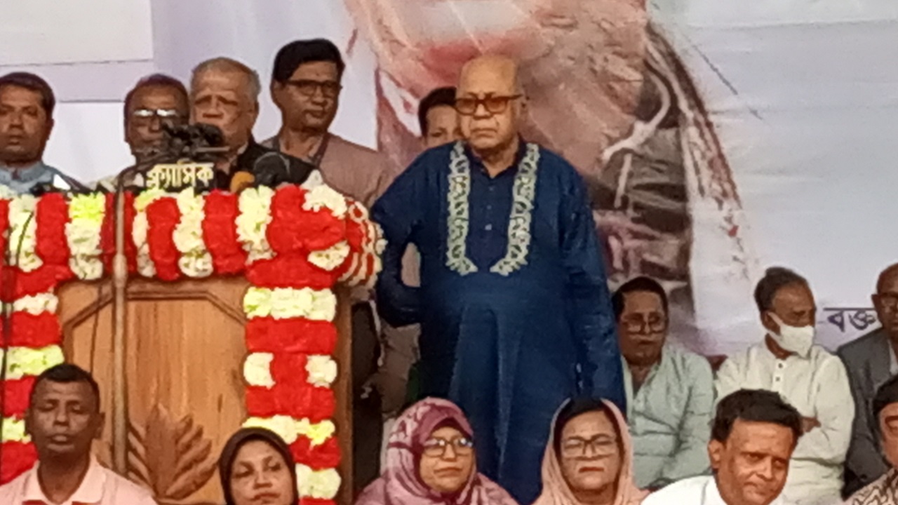 কামরাঙ্গীরচরে উন্নয়ন ও শান্তি সমাবেশে বক্তব্য দিচ্ছেন আমির হোসেন আমু। ছবি : কালবেলা