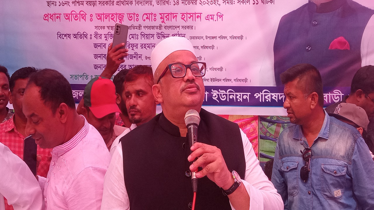 জামালপুরে মতবিনিময় সভায় বক্তব্য দিচ্ছেন ডা. মুরাদ হাসান এমপি। ছবি : কালবেলা