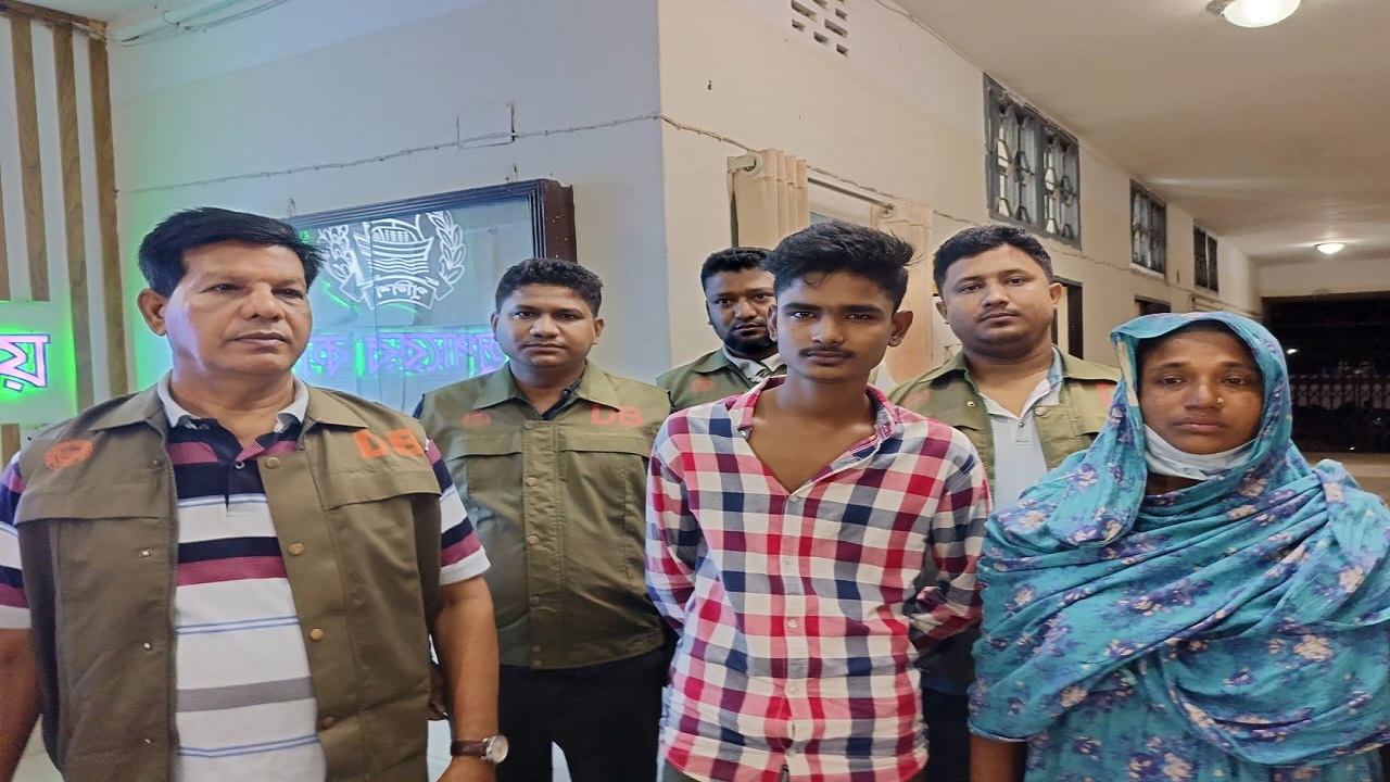 নারী মাদককারবাবিসহ দুজনকে আটক করে ডিবি পুলিশ। ছবি : কালবেলা
