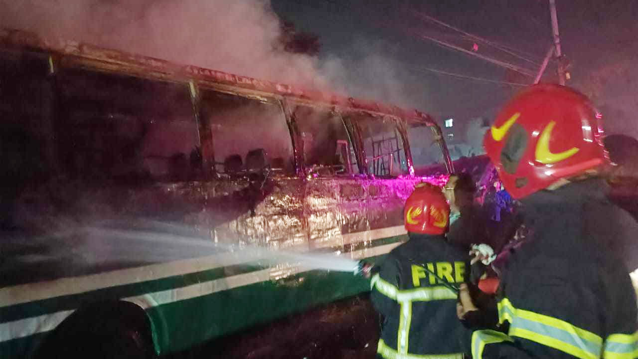 বাসের আগুন নিয়ন্ত্রণের চেষ্টা করছে ফায়ার সার্ভিস সদস্যরা। ছবি : সংগৃহীত
