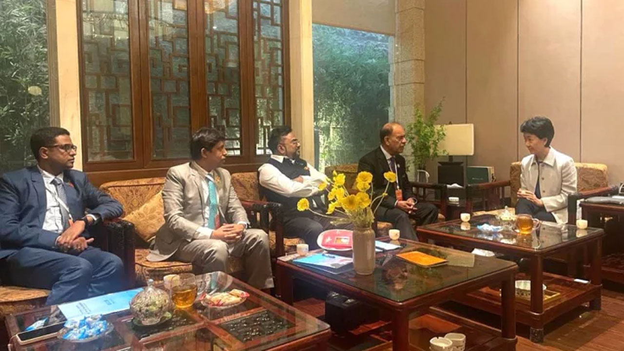 চীনের ইন্টারন্যাশনাল ডিপার্টমেন্ট অব চীনা কমিউনিস্ট পার্টির মন্ত্রীর সঙ্গে বৈঠক করেছে আ.লীগের প্রতিনিধিদল। ছবি: সংগৃহীত
