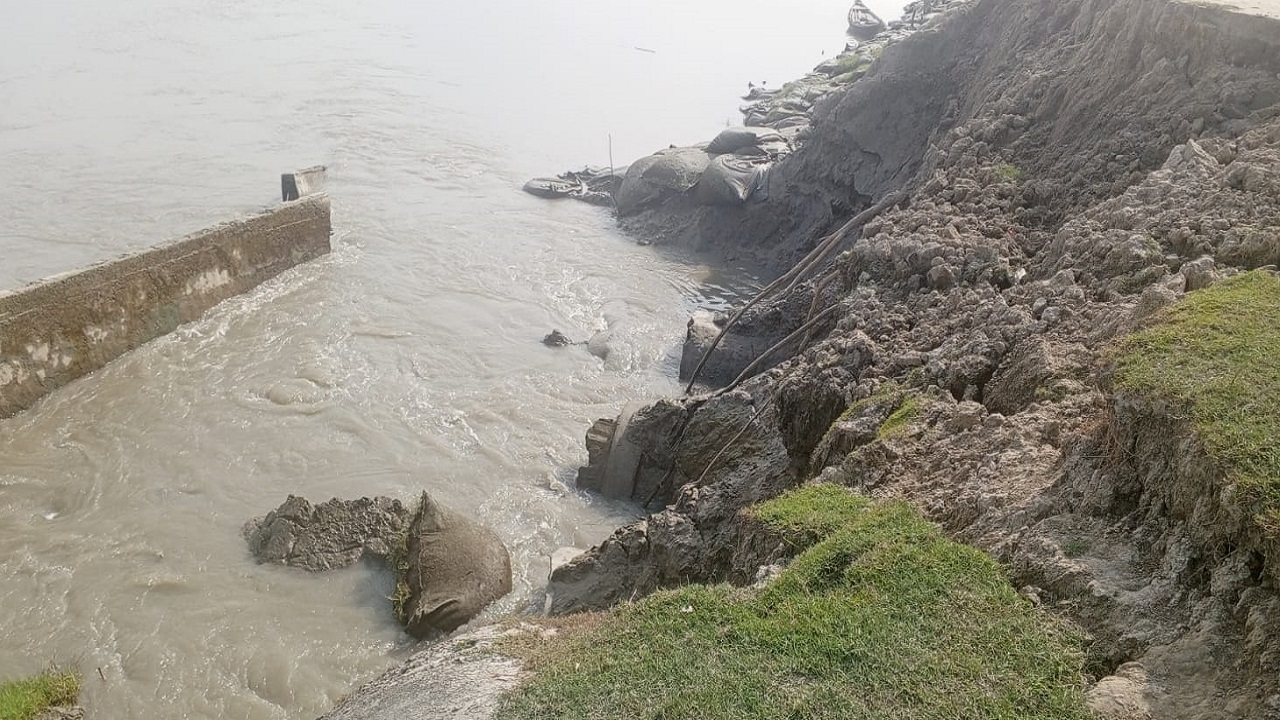 নীলগঞ্জ ইউনিয়নের গৈয়াতলা গ্রামে পানির তোড়ে ভেঙে পড়ছে অরক্ষিত বেড়িবাঁধ। ছবি : কালবেলা