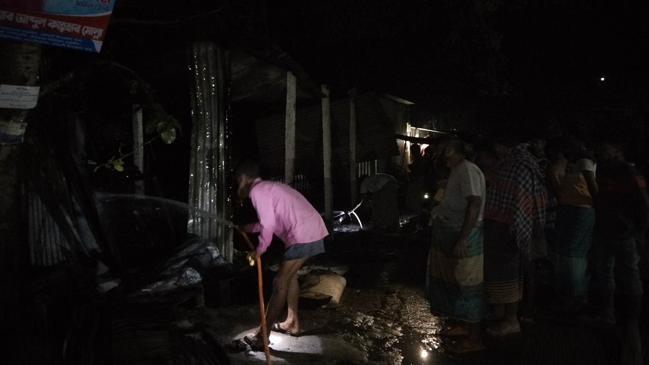 সিরাজগঞ্জের চৌহালীতে আওয়ামী লীগের নির্বাচনের প্রচার-প্রচারণা অফিস আগুন দিয়েছে দুর্বৃত্তরা। ছবি : কালবেলা