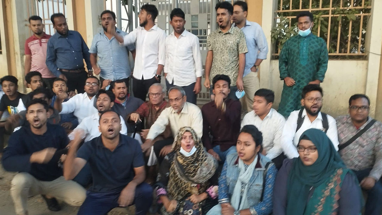 শাহবাগ এলাকায় নেতাকর্মীদের সাথে নিয়ে সড়ক অবরোধ করেন রুহুল কবির রিজভী। ছবি : সংগৃহীত