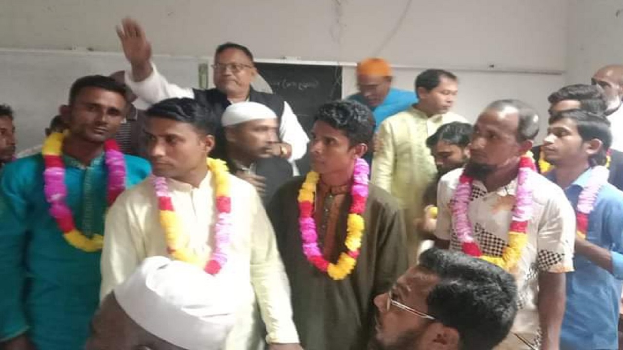 কেন্দুয়ার সান্দিকোণা ইউনিয়ন বিএনপির ২৬ নেতাকর্মীর আওয়ামী লীগে যোগদান। ছবি : কালবেলা