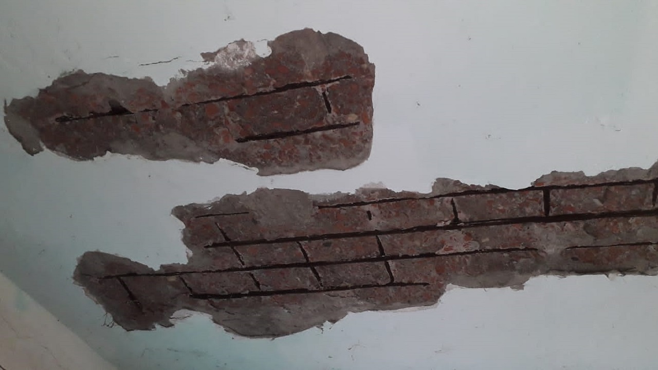 জয়পুরহাটের শিবপুর সরকারি প্রাথমিক বিদ্যালয়ের পলেস্তারা খসে পড়েছে। ছবি : কালবেলা