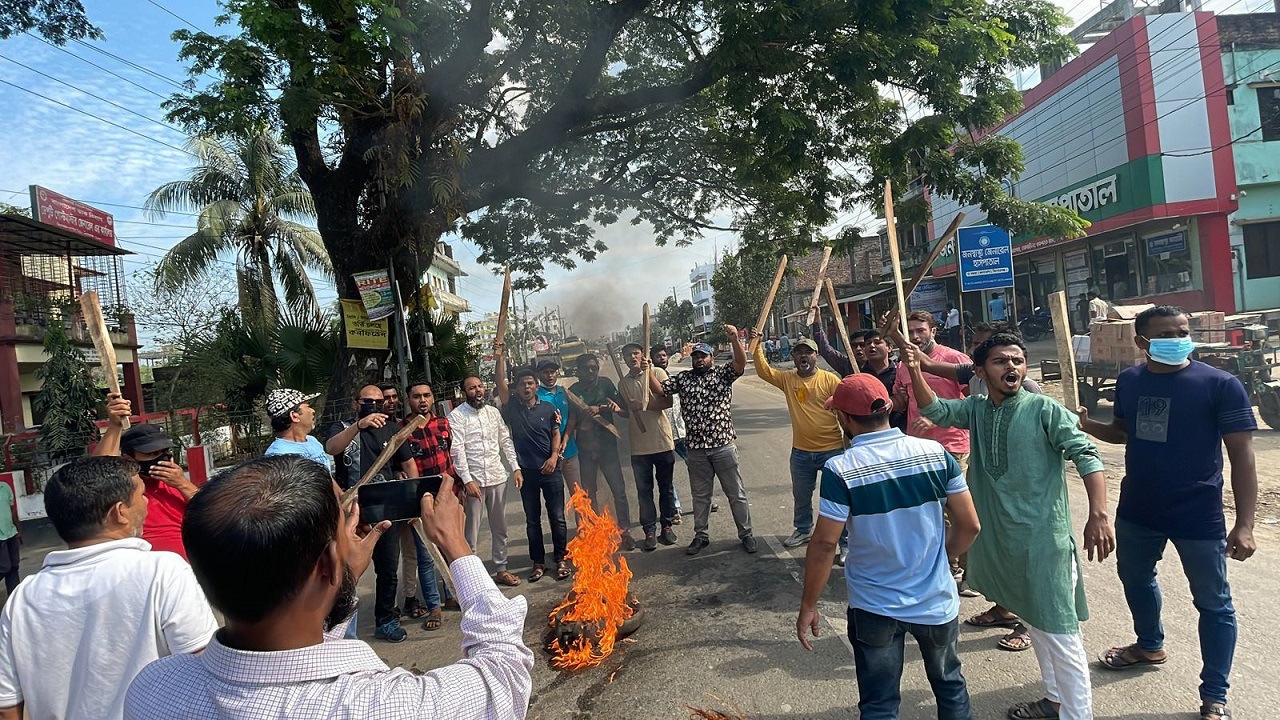 কিশোরগঞ্জ শহরের কদমতলি রাস্তায় টায়ার জ্বালিয়ে বিক্ষোভ করছেন বিএনপির নেতাকর্মীরা। ছবি : কালবেলা