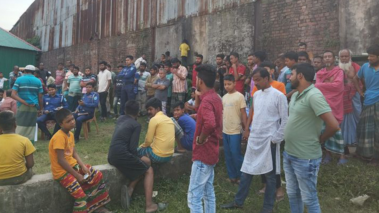 নরসিংদীতে একজনকে কুপিয়ে হত্যা। ছবি : কালবেলা