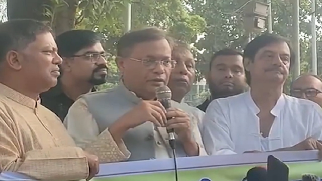 কেন্দ্রীয় শহীদ মিনারে ফিলিস্তিনে হত্যা ও ইসরায়েলি বাহিনীর অনুকরণে দেশে বিএনপি-জামায়াতের অগ্নিসন্ত্রাসের প্রতিবাদে মানববন্ধনে বক্তৃতা করছেন তথ্যমন্ত্রী ড. হাছান মাহমুদ। ছবি : কালবেলা