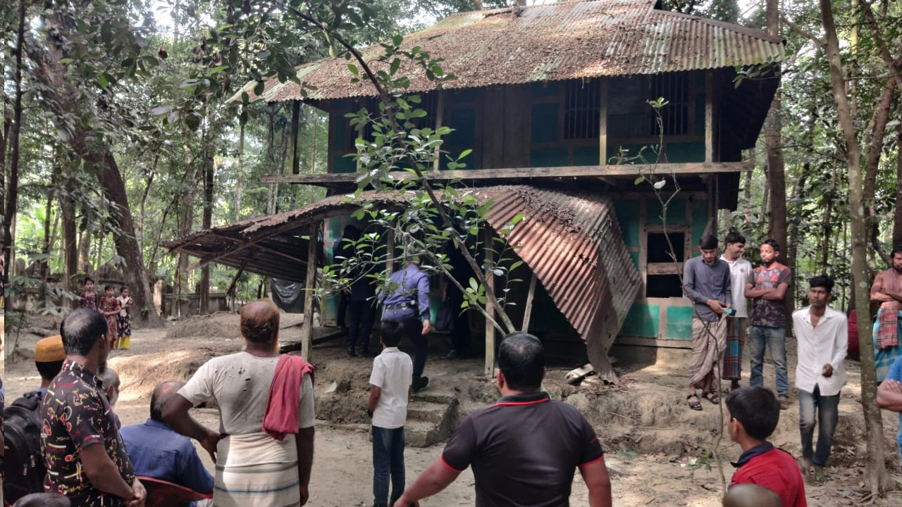 পরিত্যক্ত ঘর থেকে গৃহবধূর মরদেহ উদ্ধার করে পুলিশ। ছবি : কালবেলা