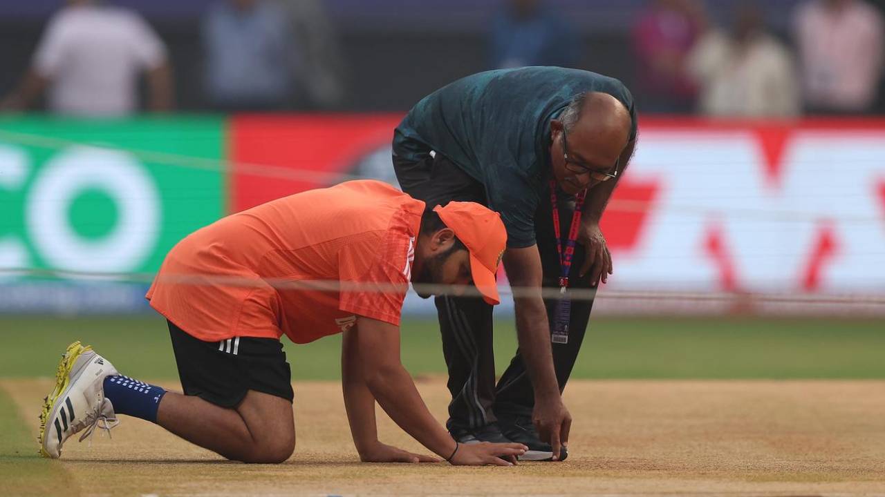 ম্যাচের আগে পিচ দেখছেন রোহিত শর্মা। ছবি: সংগৃহীত