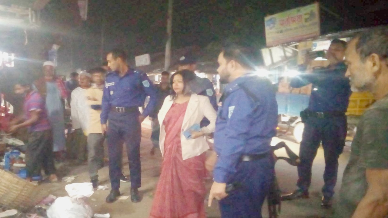 অভিযান পরিচালনা করেন উপজেলা নির্বাহী কর্মকর্তা কাবেরী রায়। ছবি : কালবেলা